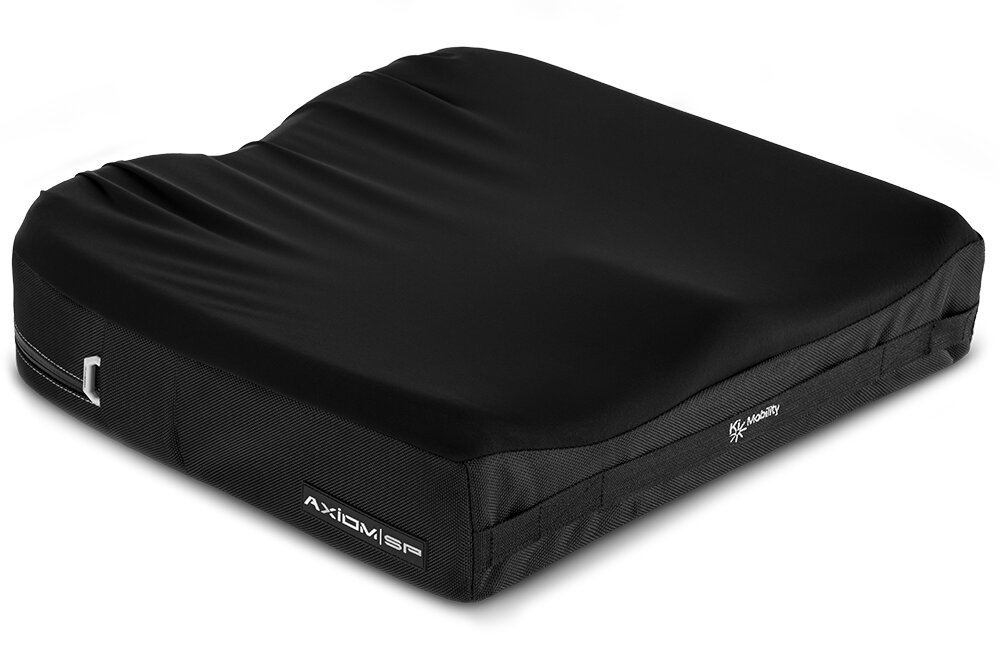 Czarna profilowana poduszka siedziskowa z obszyciem, bocznym uchwytem i widoczną etykietą AXIOM SP.