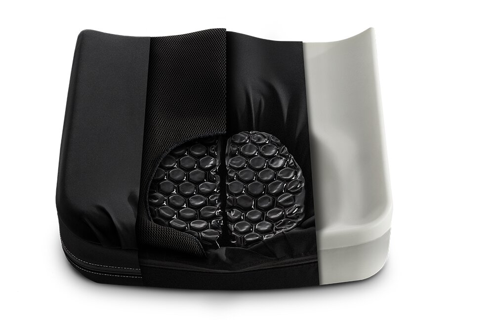Poduszka siedzeniowa z rozciętym pokrowcem, ukazująca szarą piankę i czarną żelową wkładkę w strukturze plastra miodu.