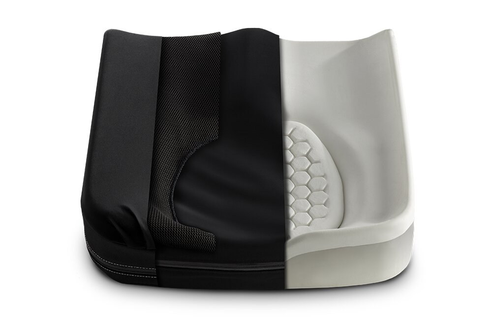 Ergonomiczna poduszka z czarnym pokrowcem przeciętym na pół, odsłaniająca białą piankę i żelowy wkład w heksagonalny wzór.