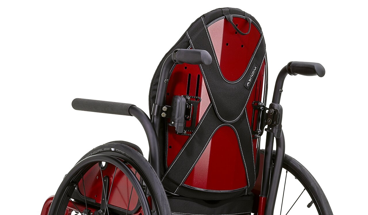 Czerwono-czarne oparcie sportowego wózka inwalidzkiego z regulowanymi uchwytami i widocznym tylnym kołem.