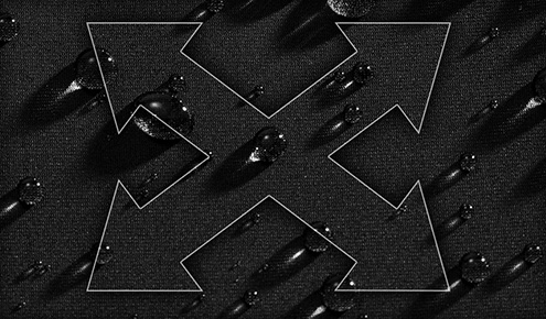 Czarne teksturowane tło z kroplami wody i centralnym konturem czterech strzałek skierowanych na zewnątrz.