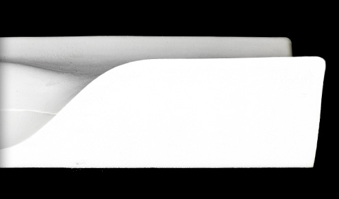 Biały, poziomy blok z zaokrąglonym górnym wycięciem i prostą podstawą na czarnym tle.