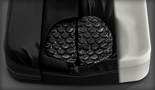 Czarny pokrowiec odsłania żelową wkładkę z heksagonalnymi komórkami osadzoną w jasnej plastikowej ramie siedziska.