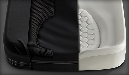 Poduszka siedziska przecięta na pół; po lewej czarny pokrowiec z zamkiem, po prawej biały wkład piankowy z heksagonami.