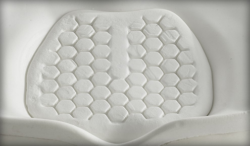 Biała profilowana piankowa wkładka z siatką sześciokątnych wytłoczeń przypominających plaster miodu.