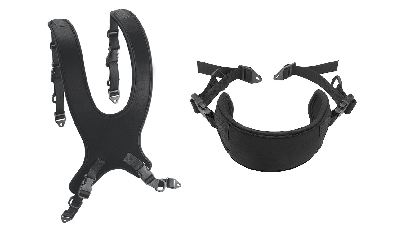 Czarny wyściełany pas biodrowy i uprząż naramienna z regulowanymi paskami i plastikowymi klamrami.
