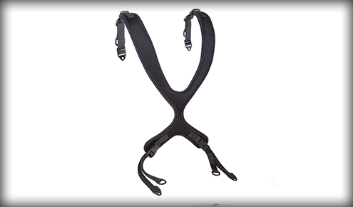 Czarny, wyściełany uprząż w kształcie litery X z regulowanymi paskami i klamrami na końcach