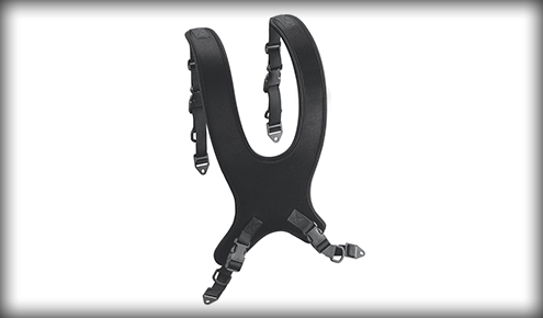 Czarna, wyściełana uprząż w kształcie litery Y z regulowanymi paskami i plastikowymi klamrami.