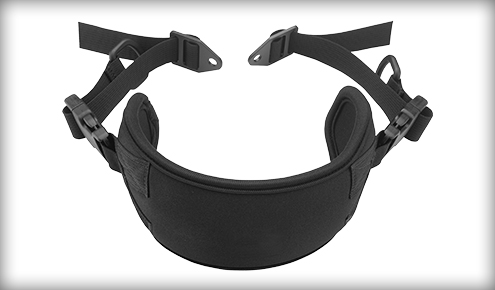 Czarny, wyściełany, półokrągły pas z dwoma regulowanymi paskami i klamrami.