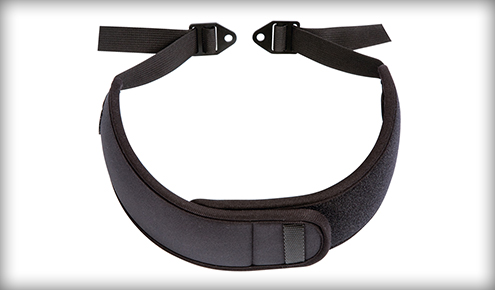 Wyściełany czarny pas naramienny w kształcie litery U z regulowanymi taśmami i metalowymi mocowaniami