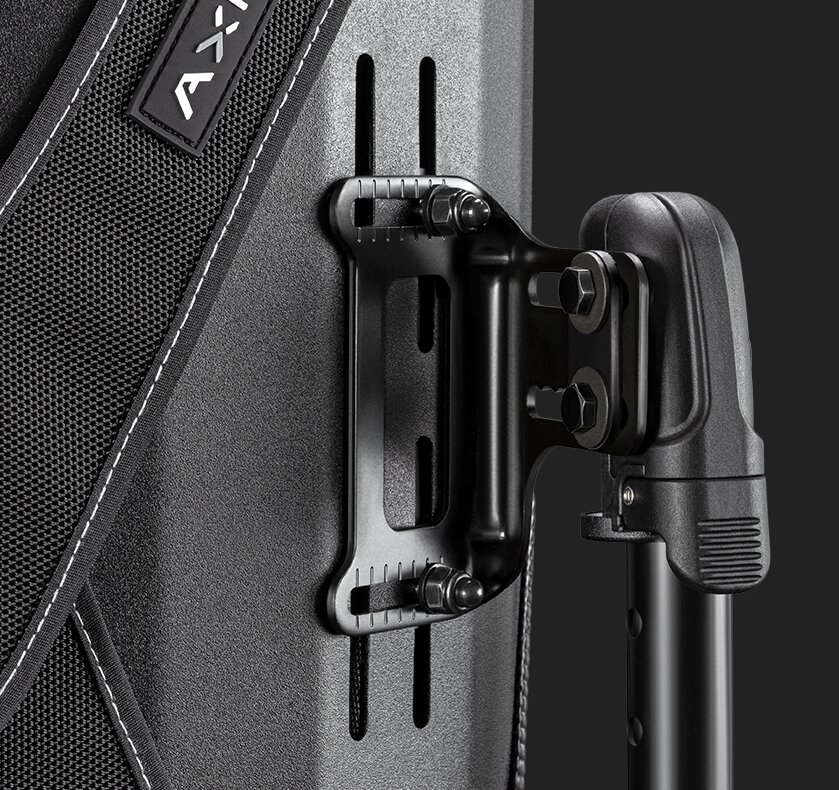 Zbliżenie na metalowy wspornik teleskopowej rączki walizki z widocznymi śrubami na teksturowanej obudowie.