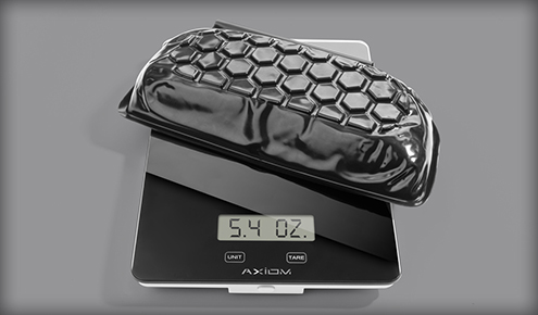 Błyszczący czarny podłużny worek z heksagonalnym wzorem leżący na cyfrowej wadze pokazującej 5.4 oz.