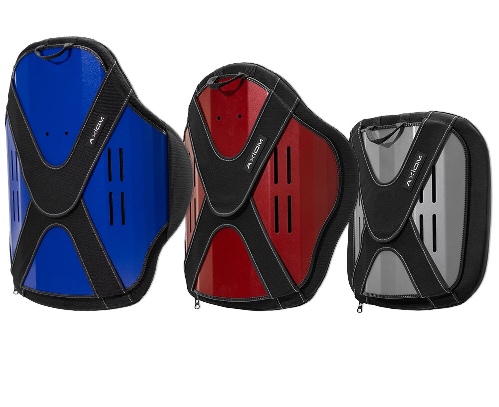 Trzy pancerne ochraniacze pleców w kolorach niebieskim, czerwonym i szarym z czarnymi pasami w kształcie X i szczelinami wentylacyjnymi.