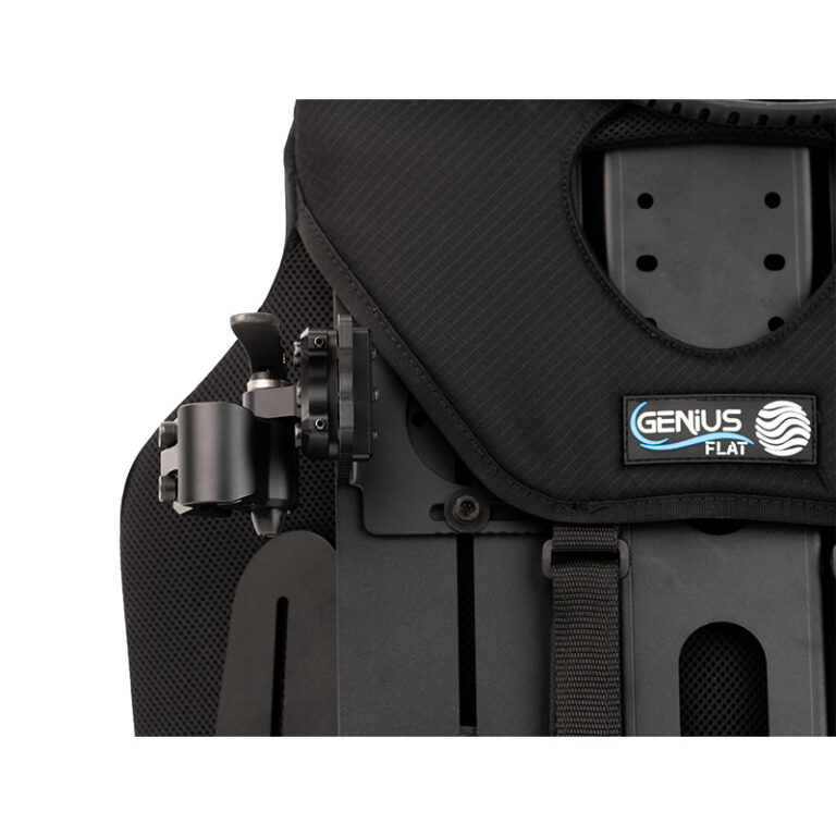 Zbliżenie czarnego panelu z uprzężą, metalowym mocowaniem, paskiem i naszywką z napisem "Genius Flat".