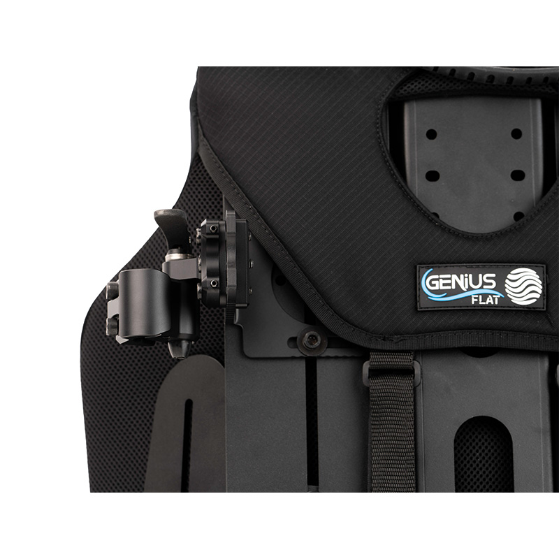 Zbliżenie czarnego panelu z uprzężą, metalowym mocowaniem, paskiem i naszywką z napisem "Genius Flat".