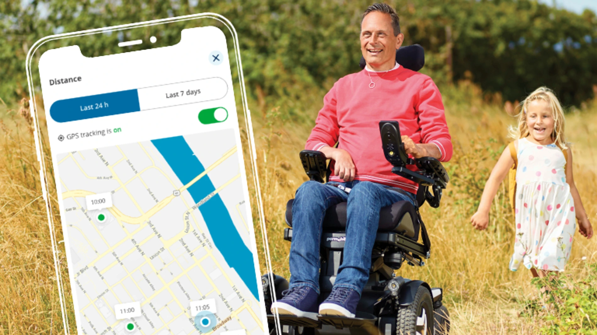 Mężczyzna w wózku elektrycznym uśmiechnięty jedzie po łące obok małej dziewczynki, po lewej nakładka smartfona z mapą i wskaźnikiem GPS.