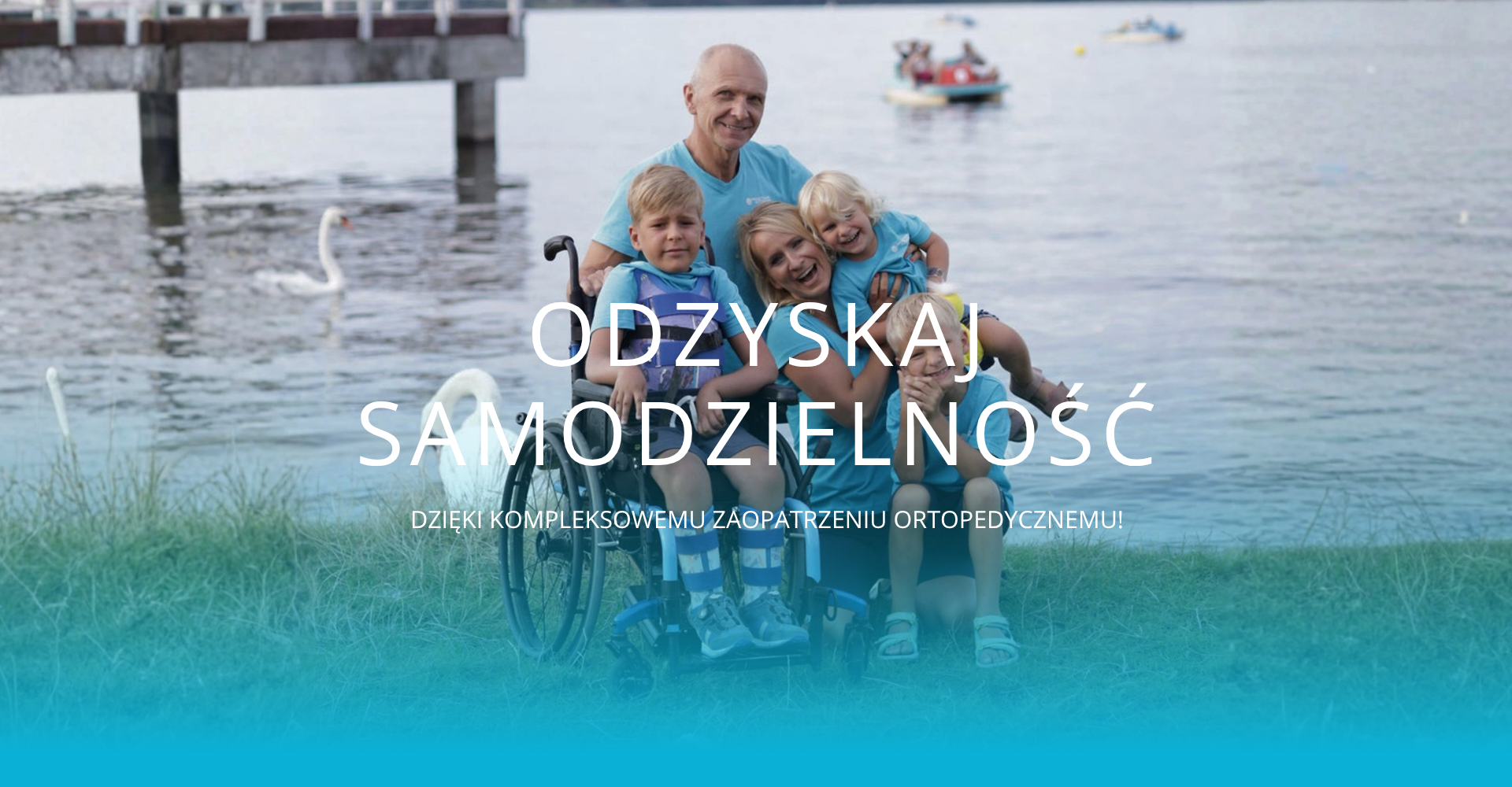 Rodzina nad jeziorem: uśmiechnięci dorośli i dzieci, chłopiec na wózku inwalidzkim, tekst 'Odzyskaj samodzielność'.