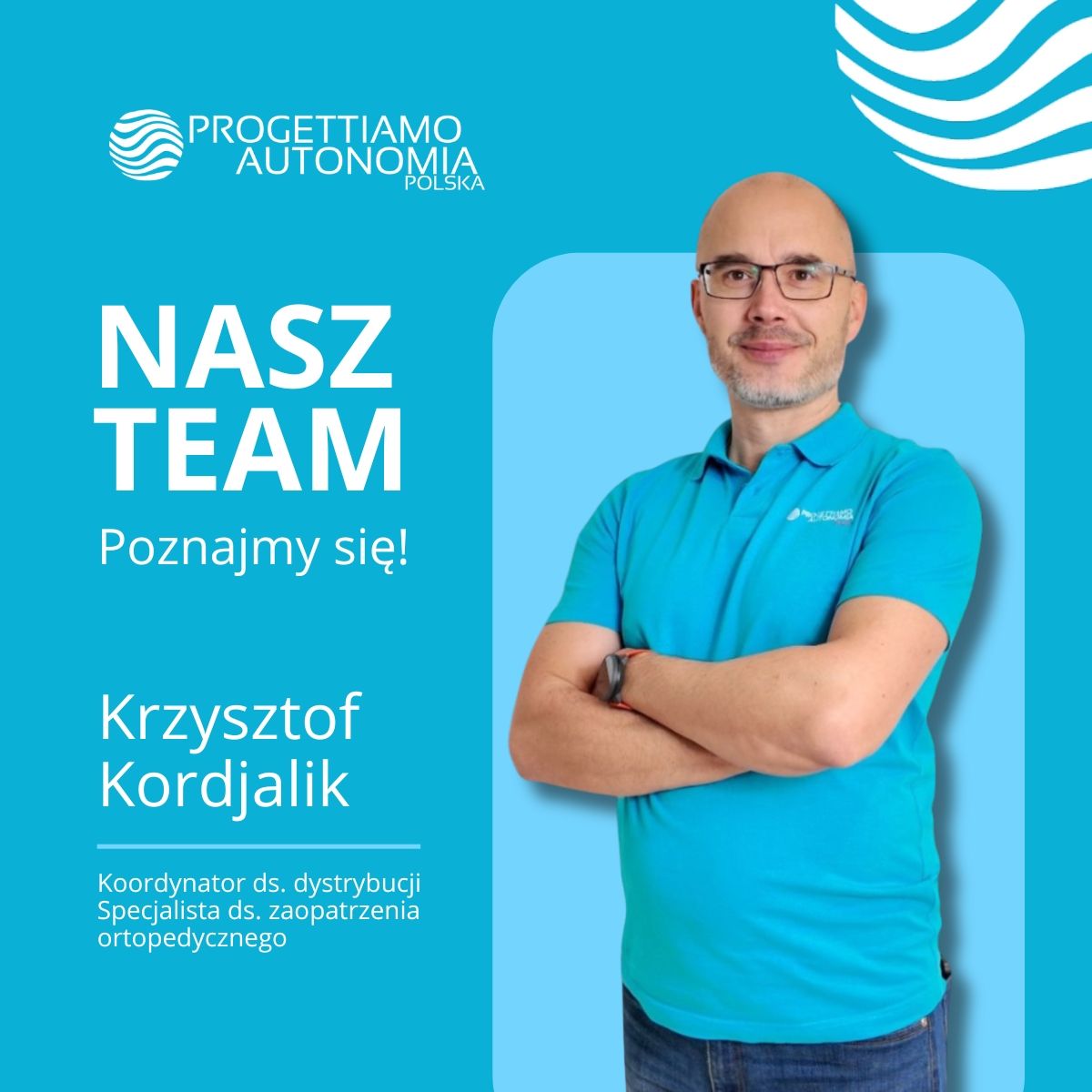 Krzysztof Kordjalik, w turkusowym polo i okularach; koordynator ds. dystrybucji i specjalista ortopedyczny