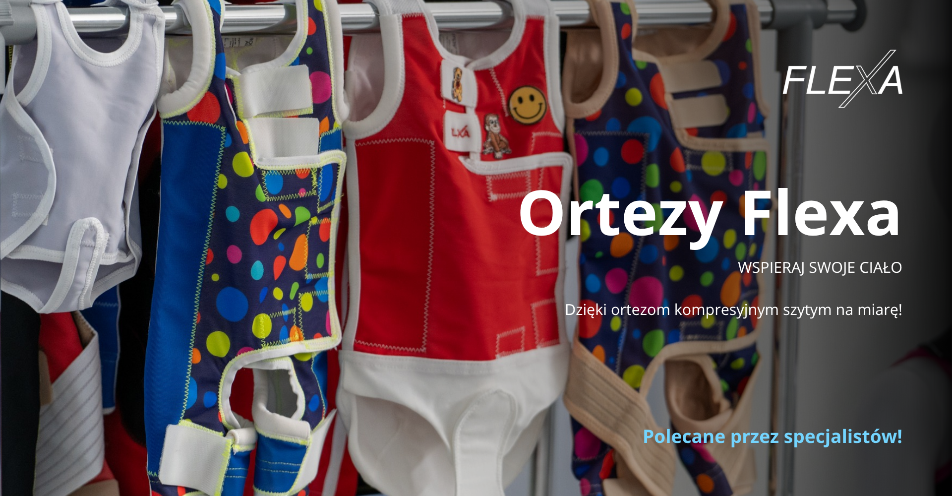Kolorowe ortozy tułowia dla dzieci na wieszaku, czerwone i wielokolorowe z kropkami, z rzepami.