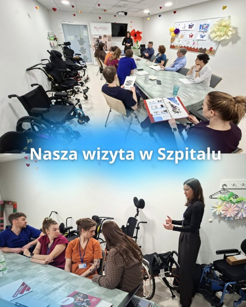 Spotkanie w szpitalu: grupa personelu przy stole słucha prezentacji przy stojących wózkach inwalidzkich.