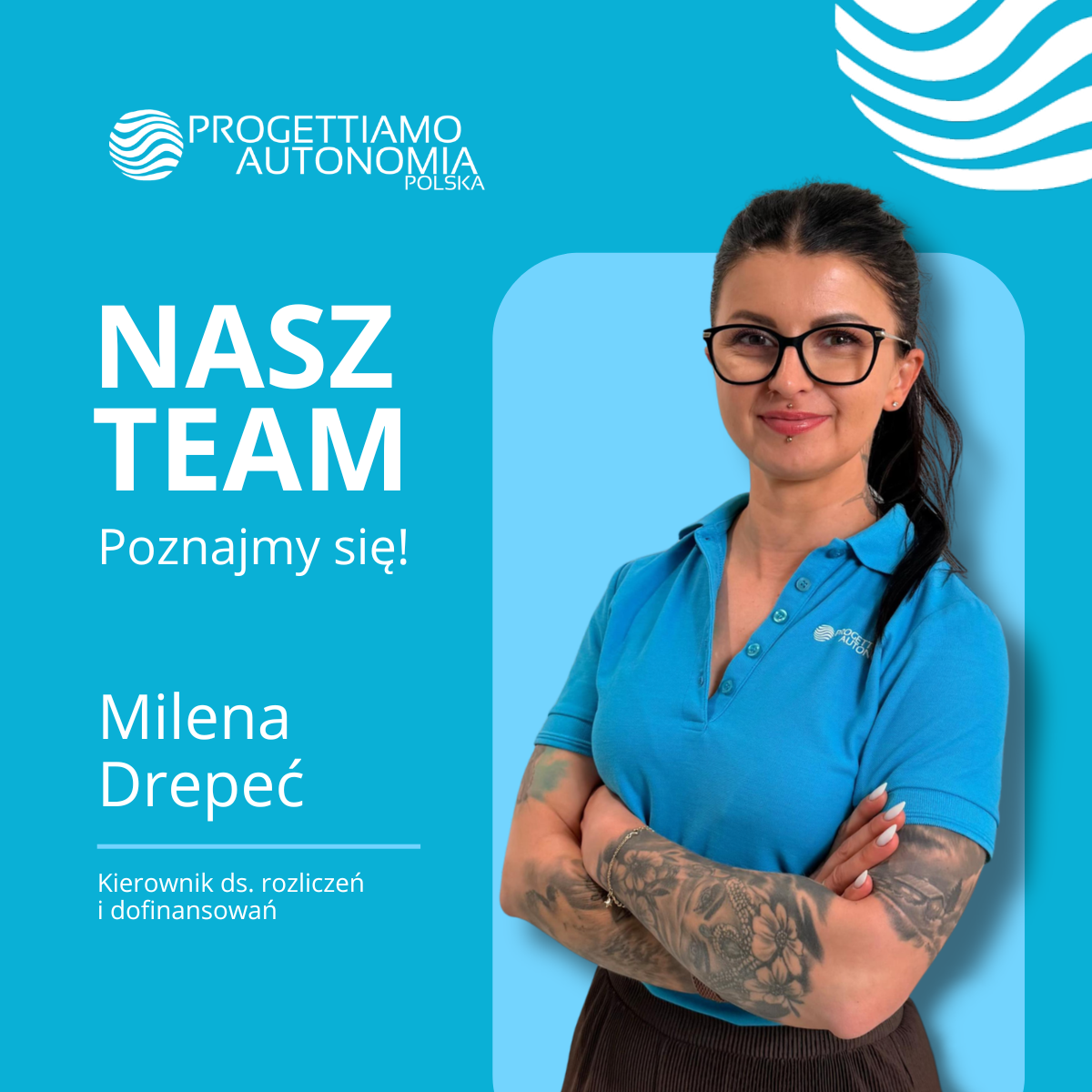 Milena Drepeć, kierownik ds. rozliczeń i dofinansowań, uśmiechnięta kobieta w niebieskiej koszulce z logo, okulary i tatuaże