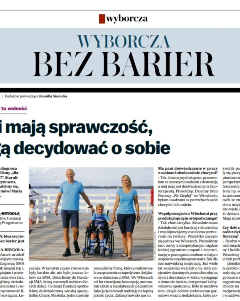 Nagłówek WYBORCZA BEZ BARIER i zdjęcie pary prowadzącej dziecko na wózku inwalidzkim po molo.