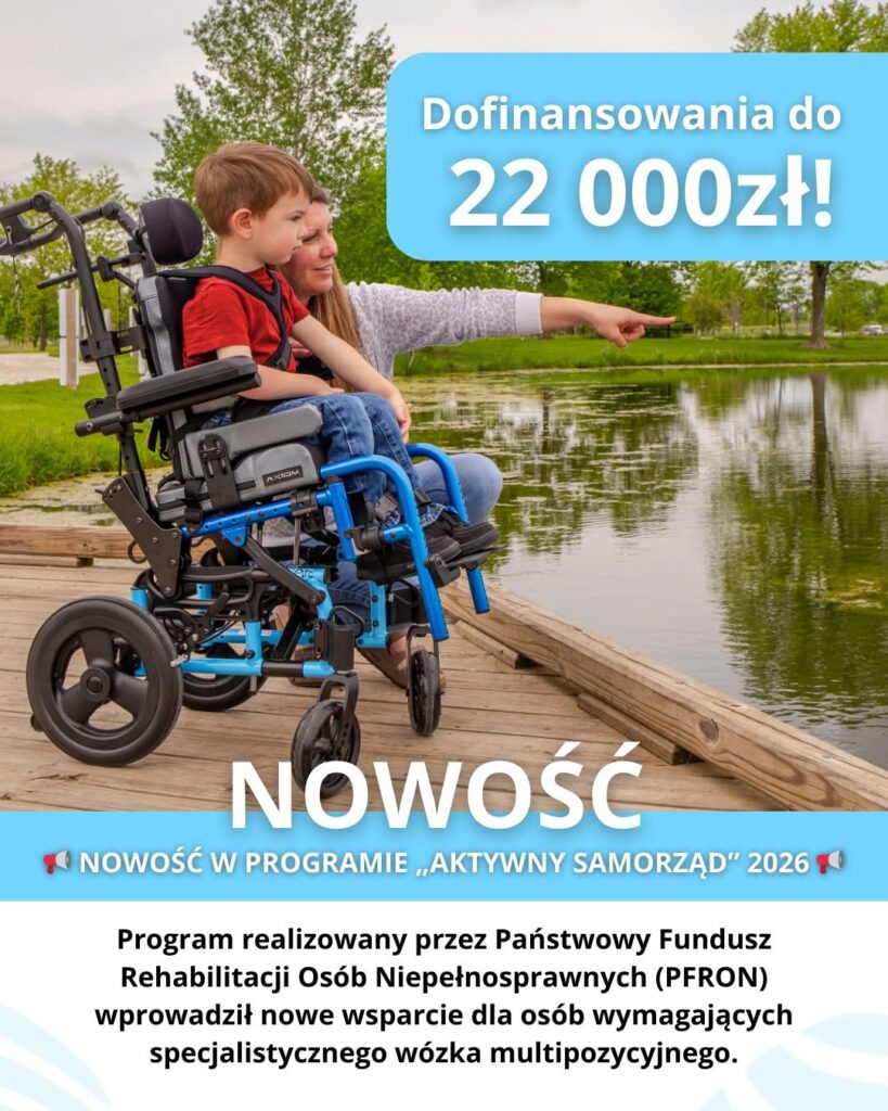 Chłopiec w niebieskim specjalistycznym wózku multipozycyjnym z opiekunką na drewnianym pomoście nad jeziorem; baner: dofinansowania do 22 000 zł.