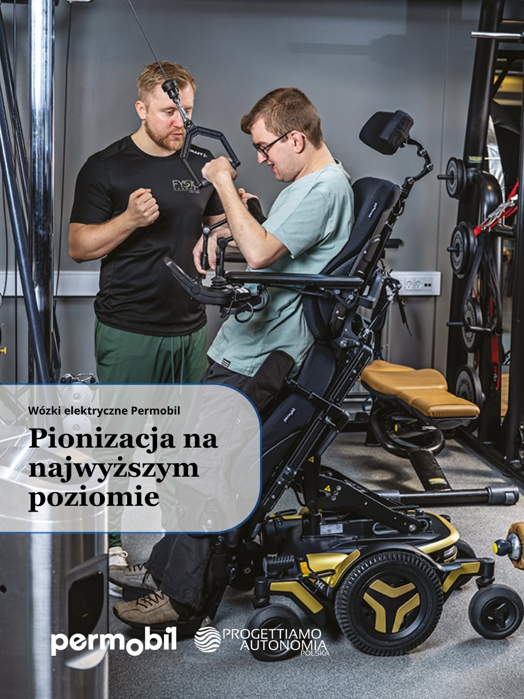 Osoba na elektrycznym wózku Permobil ćwiczy z trenerem przy maszynie w sali rehabilitacyjnej.