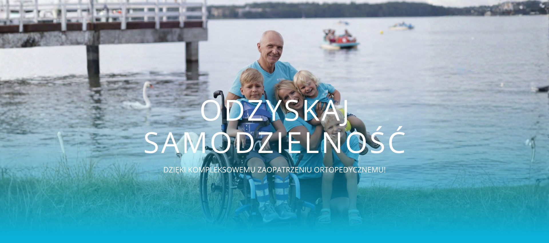 Uśmiechnięta rodzina nad jeziorem, z dzieckiem na wózku inwalidzkim i napisem Odzyskaj samodzielność.