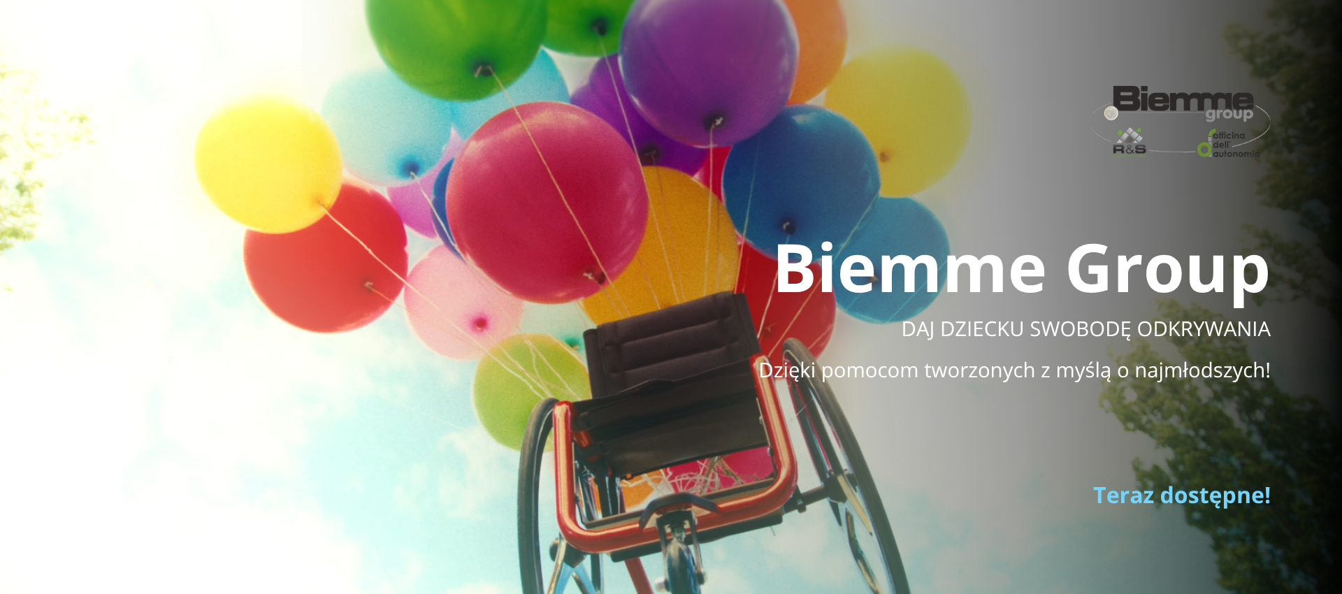Wózek inwalidzki unoszony przez kolorowe balony na tle jasnego nieba, po prawej logo i napis Biemme Group.